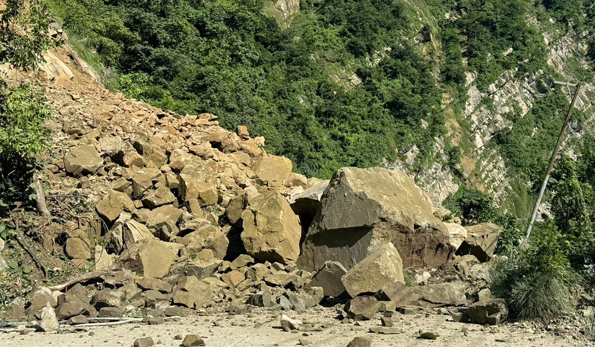 ठुला ढुंगासहितको सुक्खा पहिरोले बुटवल–पाल्पा सडक अवरुद्ध